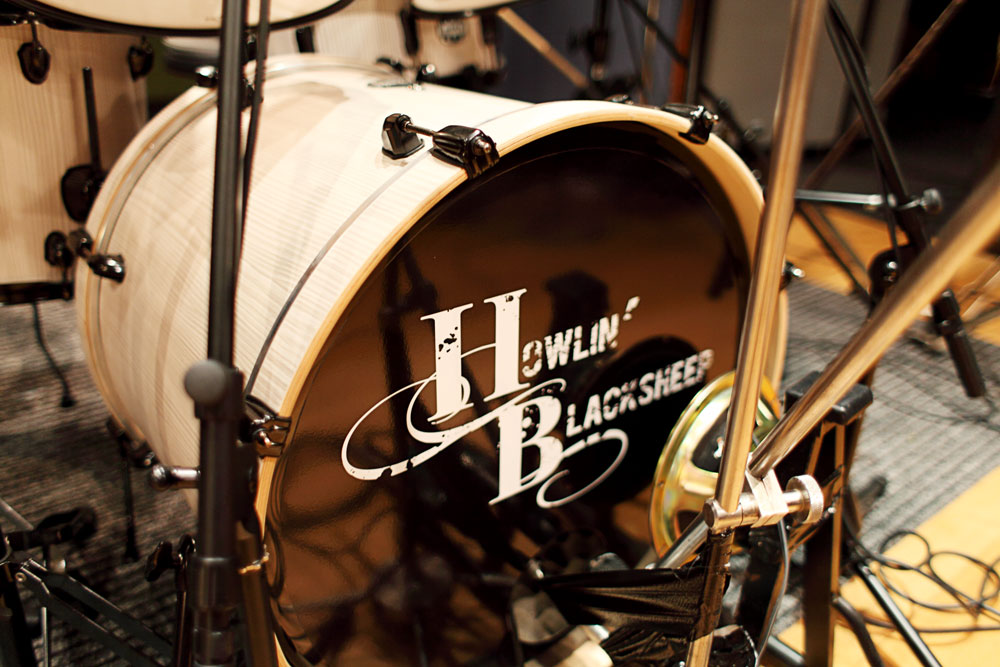 Logo du groupe rock Howlin' Blacksheep imprimé sur la membrane de la batterie