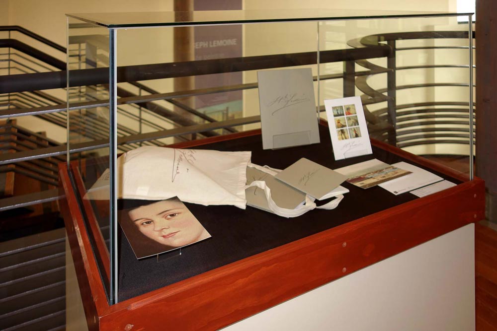 Produits dérivés (cartes postales, tote bag, carnet, catalogue) de l'exposition au Musée de l'Arche