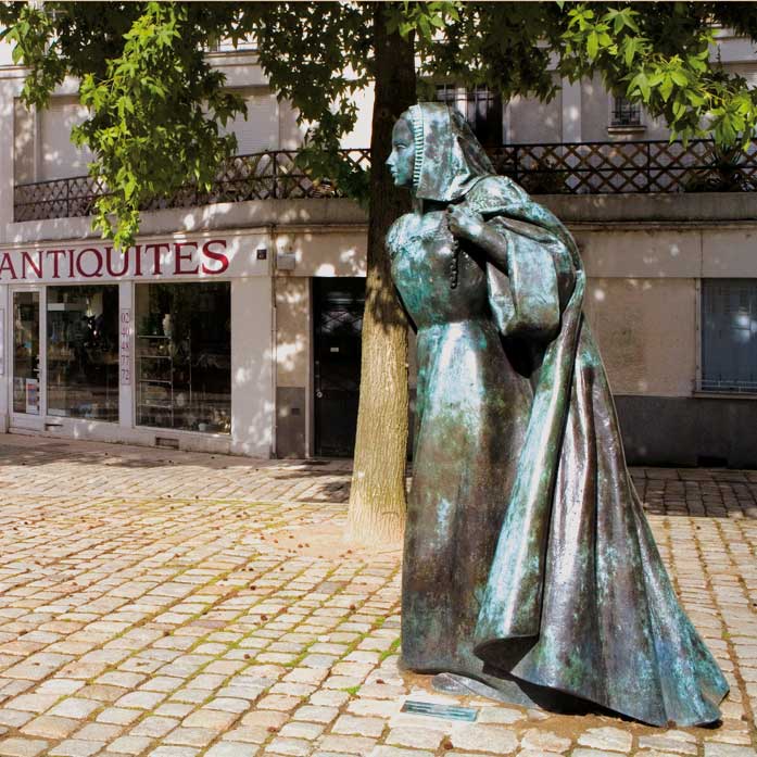 Anne de Bretagne, bronze de Jean Fréour, 2002